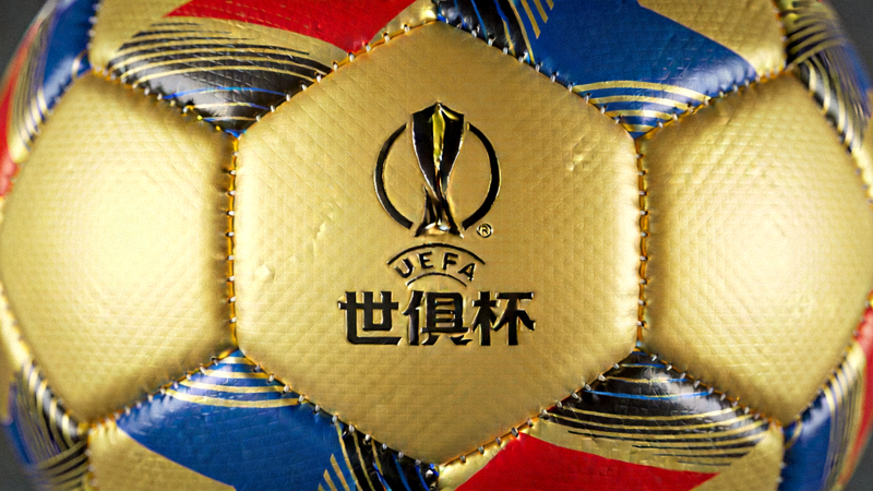 世俱杯官方比赛用球特写，球体表面印有赛事专属标识